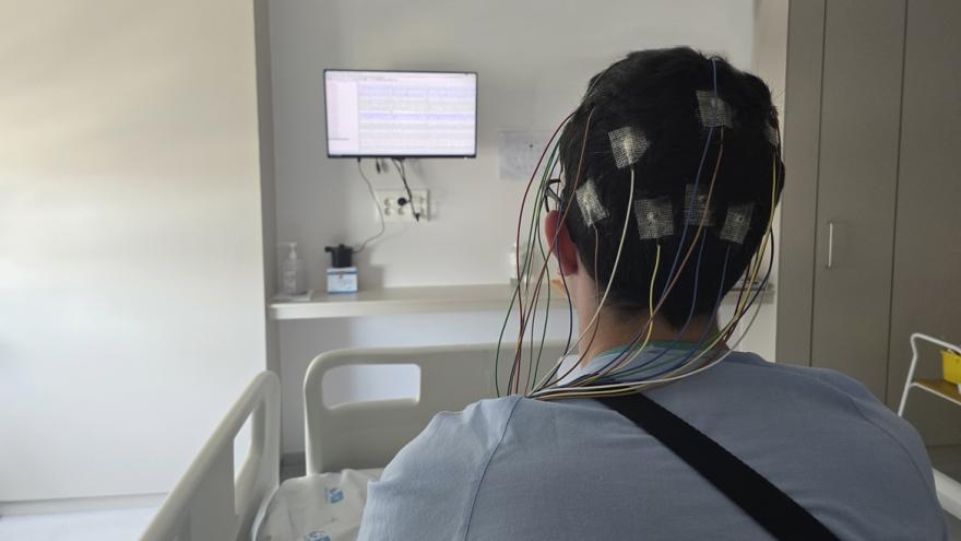 Texto Alternativo: El Hospital público 12 de Octubre incorpora un nuevo equipamiento que monitoriza la actividad cerebral de pacientes con epilepsia