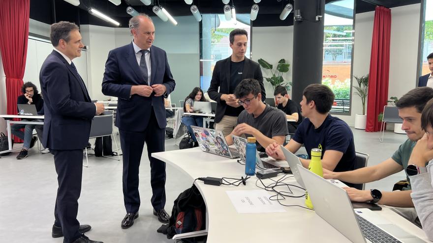 Texto Alternativo: La Comunidad de Madrid celebra su primer hackathon para universitarios con el objetivo de fomentar el talento en ciberseguridad