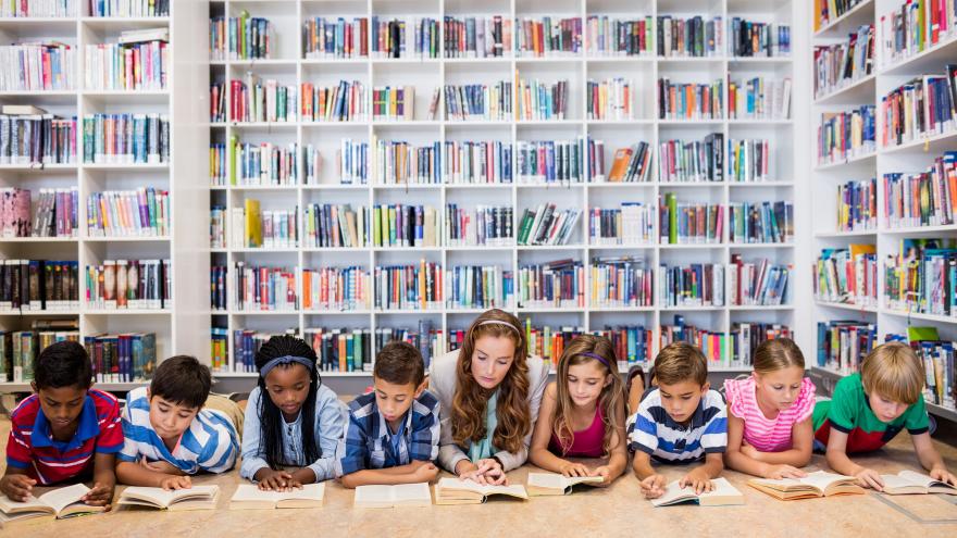 Texto Alternativo: La Comunidad de Madrid ofrecerá en sus bibliotecas públicas campamentos infantiles gratuitos para el verano con actividades de arte, ciencia y teatro