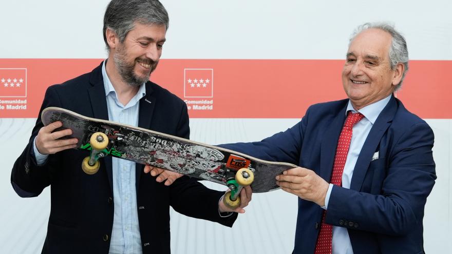 Texto Alternativo: La Comunidad de Madrid recibe el monopatín de Ignacio Echeverría para exponerlo en el futuro Centro Memorial de Víctimas del Terrorismo