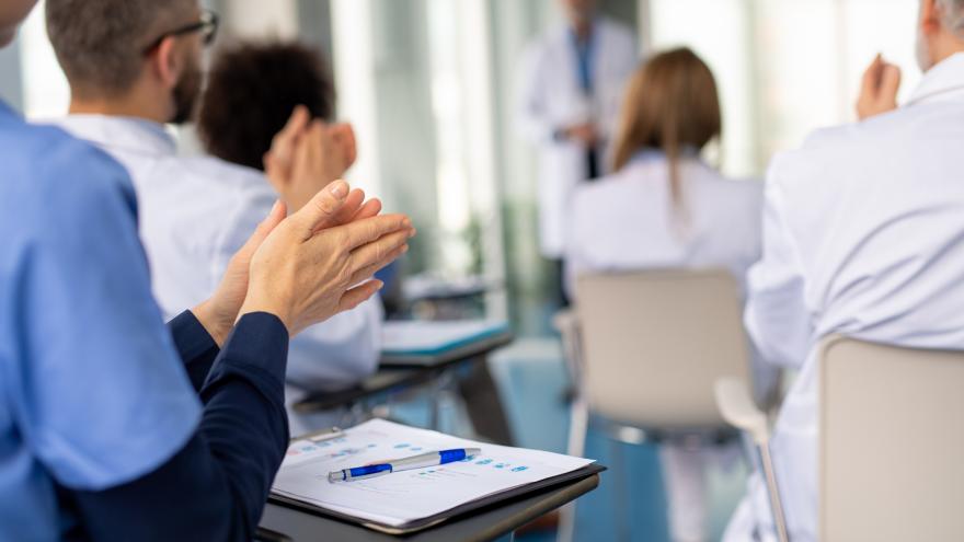 Texto Alternativo: La Comunidad de Madrid, primera de España en adjudicar todas sus plazas formativas para futuros médicos de su sanidad pública