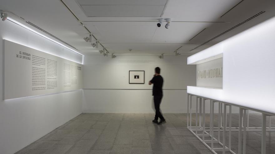 Texto Alternativo: La Comunidad de Madrid recoge seis décadas de trabajo de Duane Michals, pionero de la fotografía conceptual