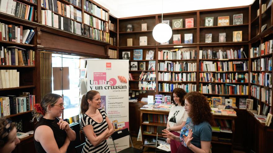 Texto Alternativo: La Comunidad de Madrid fomenta la lectura entre los jóvenes con el ciclo de desayunos literarios Un libro y un cruasán