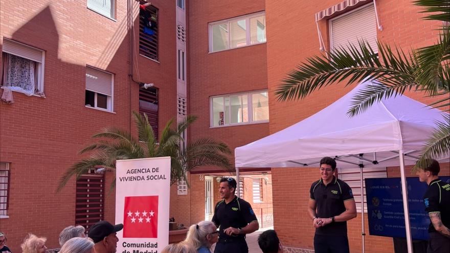 Texto Alternativo: La Comunidad de Madrid forma en prevención de incendios a los vecinos de viviendas sociales con el apoyo del Cuerpo de Bomberos