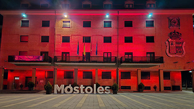 Texto Alternativo: La fachada del Ayuntamiento se tiñe de rojo por el Día Mundial de la Hemocromatosis