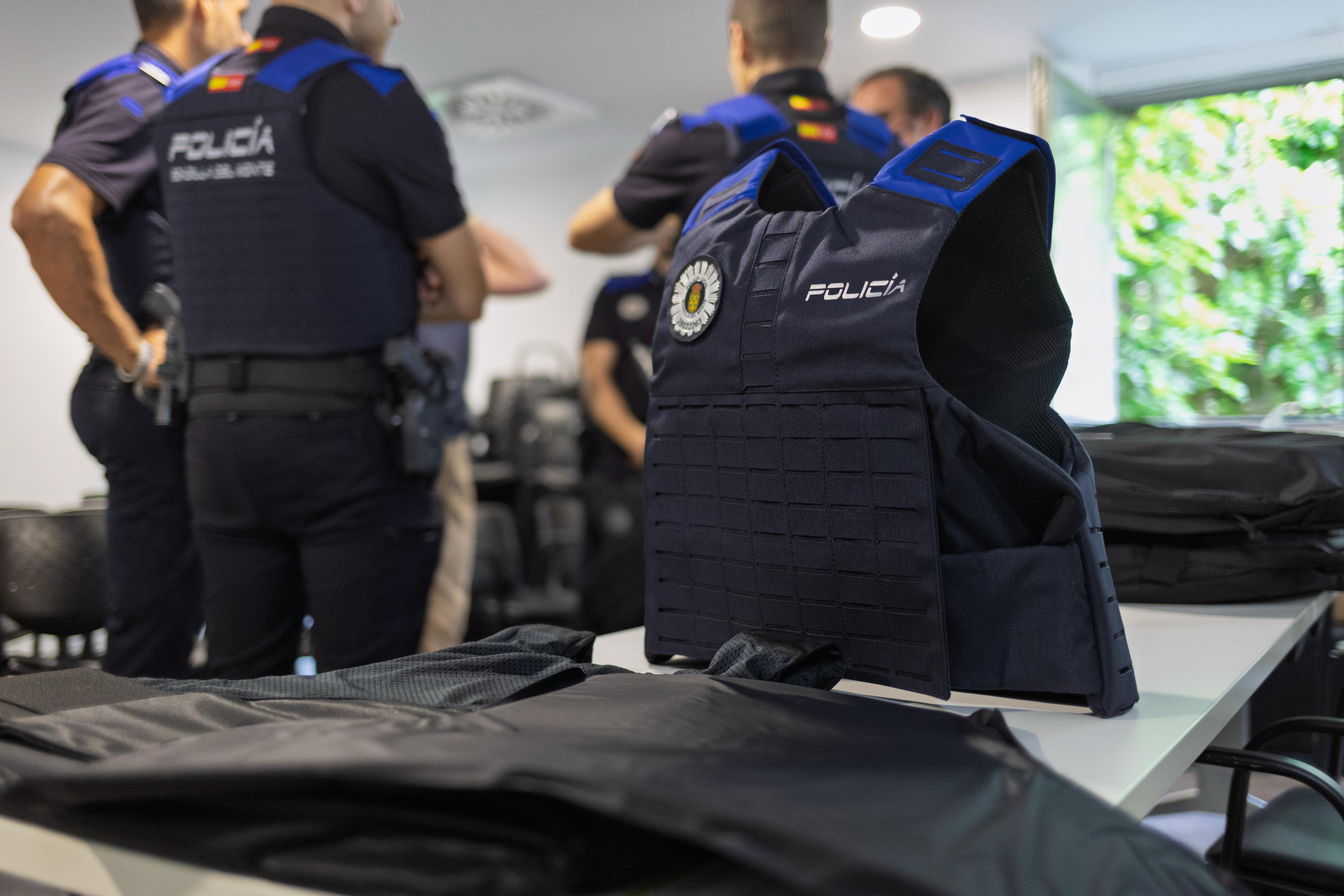 Texto Alternativo: La Policía Local incorpora chalecos antibalas de última generación para todos sus agentes