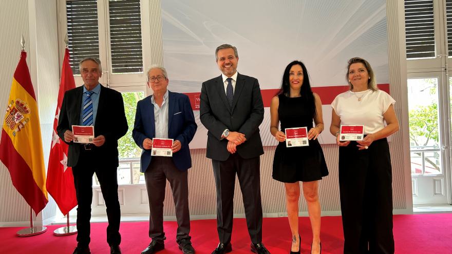 Texto Alternativo: La Comunidad de Madrid entrega los primeros permisos de conductor de VTC tras los exámenes de habilitación