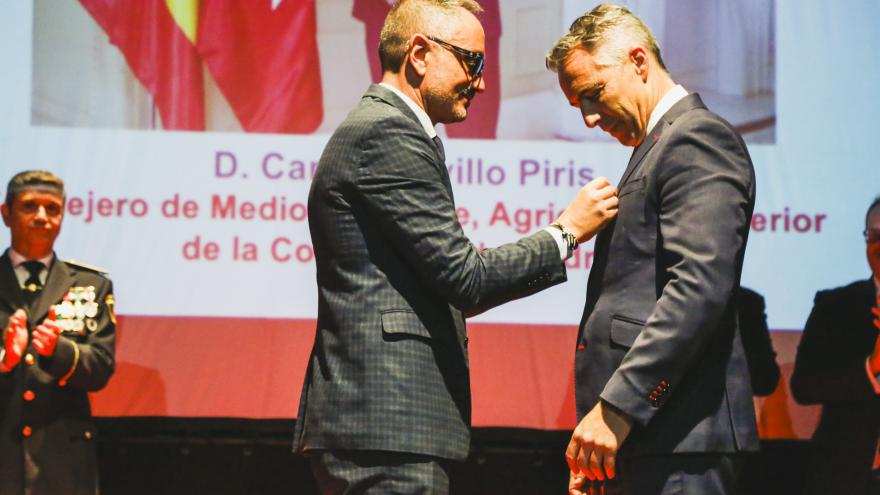 Texto Alternativo: Novillo, distinguido con la Medalla de la Policía municipal de Móstoles por su trayectoria profesional, liderazgo y vocación de servicio
