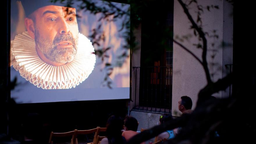 Texto Alternativo: La Comunidad de Madrid convierte el jardín de la Casa Museo de Lope de Vega en un cine de verano dedicado al arte del Virreinato del Perú