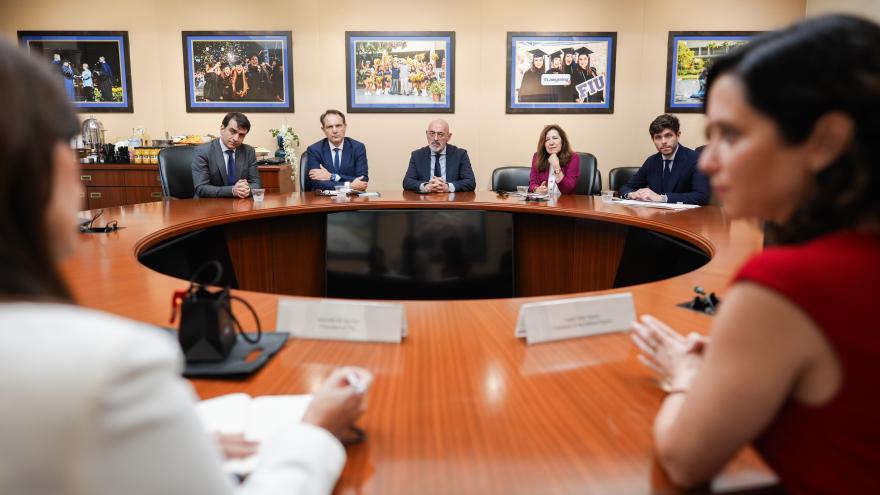 Texto Alternativo: Díaz Ayuso se reúne en Miami con la presidenta de la Florida International University