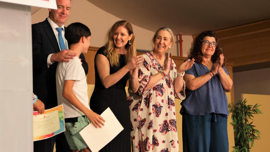 Texto Alternativo: La Comunidad de Madrid premia a 74 menores residentes en centros de protección por su excelente rendimiento y esfuerzo académico
