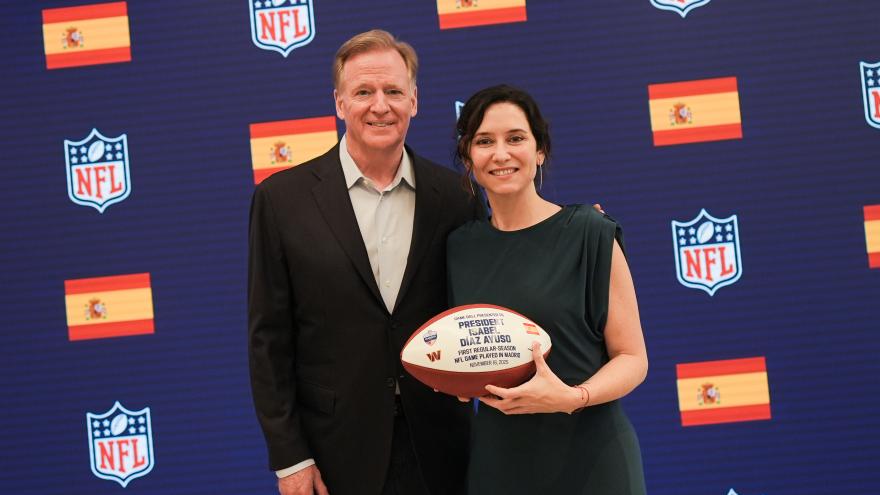 Texto Alternativo: La Comunidad de Madrid refuerza en Nueva York su alianza con la NFL para acoger partidos oficiales de la liga regular de fútbol americano en la región