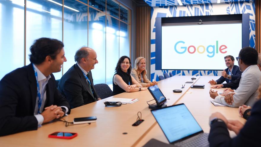 Texto Alternativo: Díaz Ayuso renueva el convenio con Google para que todos los colegios públicos madrileños utilicen herramientas educativas basadas en la IA