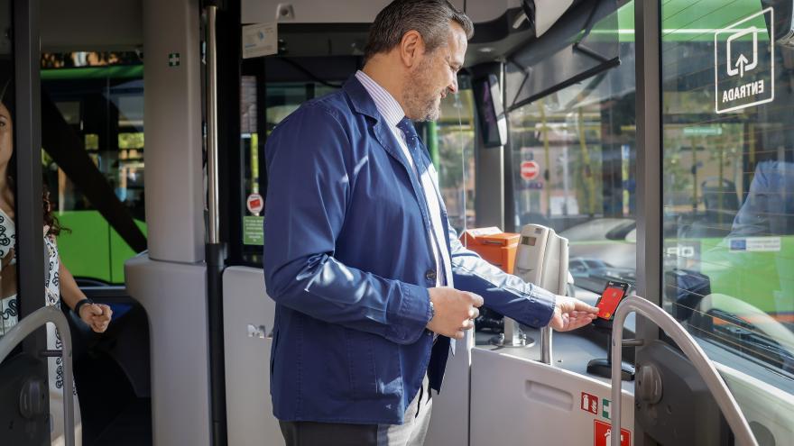 Texto Alternativo: La Comunidad de Madrid extiende el sistema de pago con tarjeta bancaria a toda la red de autobuses interurbanos de la región