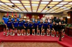Texto Alternativo: El alcalde recibe a los clubes de billar, balonmano y fútbol sala de Móstoles, por sus méritos deportivos