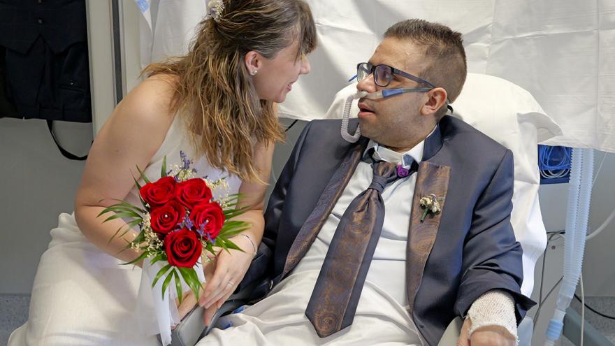 Texto Alternativo: Esther y Javier protagonizan una boda en la UCI quirúrgica del Hospital Gregorio Marañón