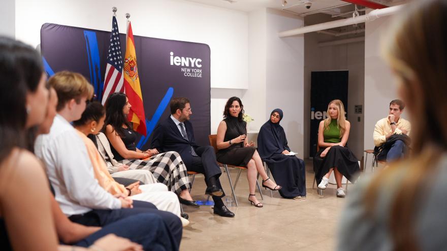 Texto Alternativo: Díaz Ayuso a los alumnos del IE de Nueva York: “Os esperamos en Madrid con muchos proyectos, ilusión y los brazos abiertos”