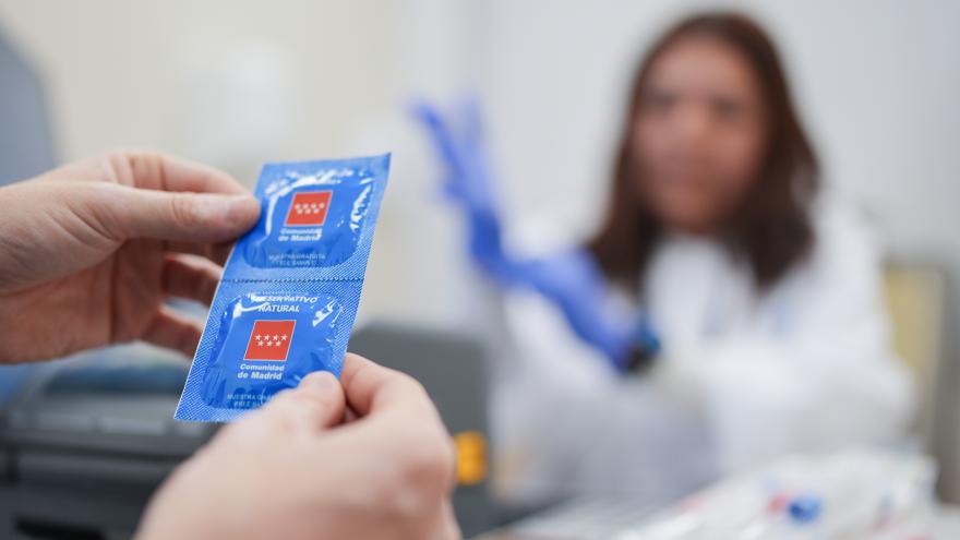 Texto Alternativo: La Comunidad de Madrid multiplica por diez las mesas informativas para prevenir infecciones de transmisión sexual en el Orgullo 2025