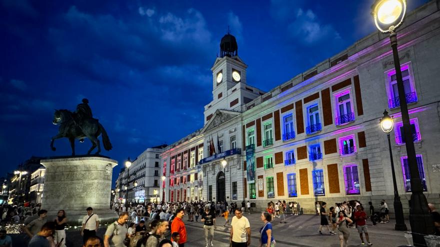 Texto Alternativo: La Comunidad de Madrid ilumina la Real Casa de Correos con la bandera arcoíris para conmemorar el Día Internacional del Orgullo LGTBI