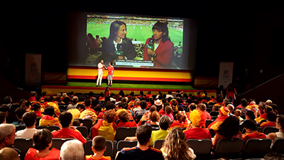 Texto Alternativo: Los mostoleños se volcaron con la Selección Femenina en el Teatro del Bosque