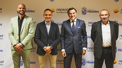 Texto Alternativo: El Ayuntamiento de Móstoles firma un convenio con la Fundación Repsol para impulsar el deporte escolar