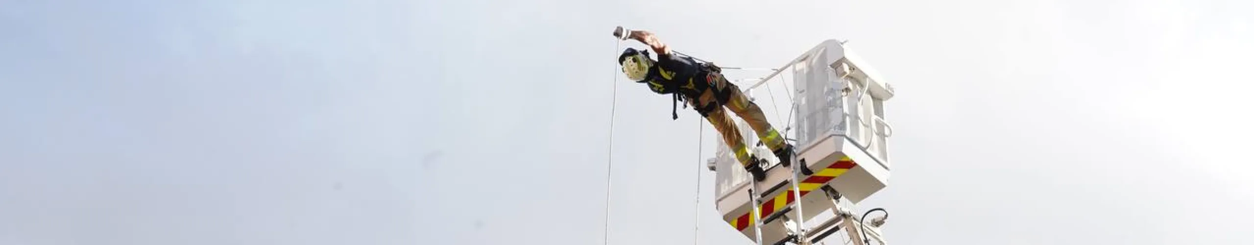 Texto Alternativo: Helicóptero, drones, la caballería y la unidad canina, claves de la gran exhibición de los cuerpos de seguridad y emergencias en el polideportivo Santo Domingo de Alcorcón