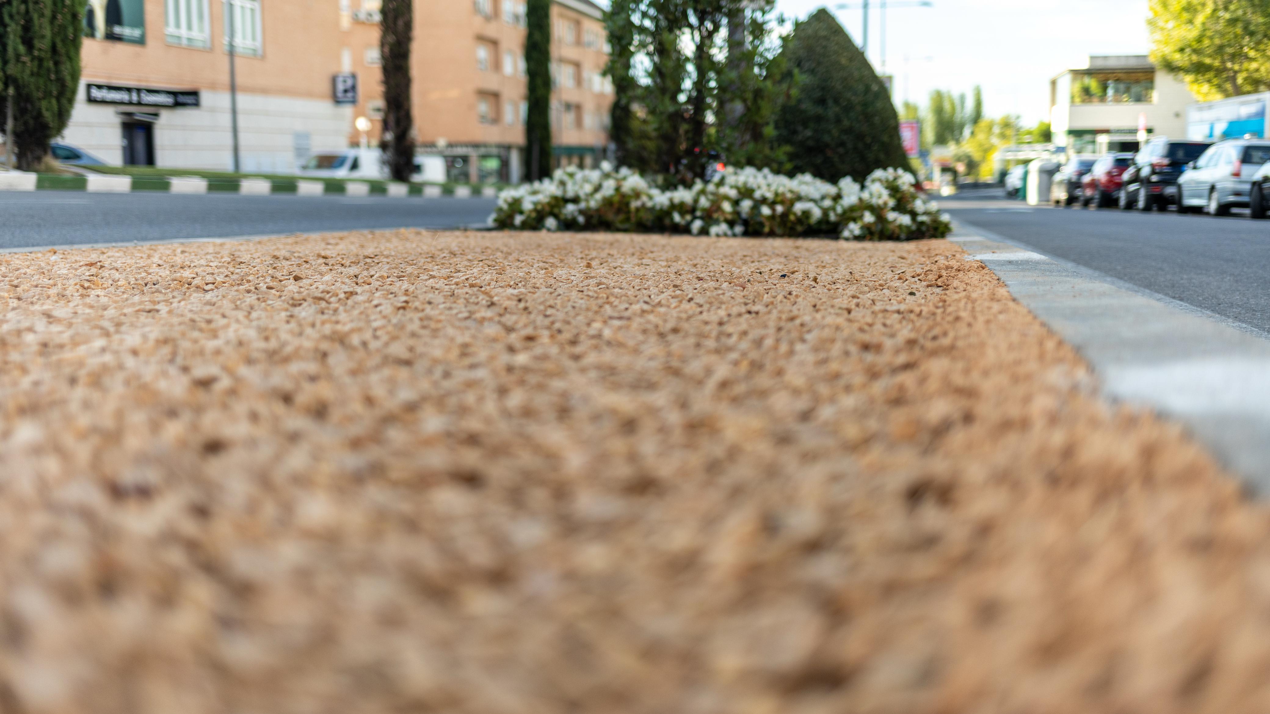 Texto Alternativo: Finalizada la renovación de las medianas y zonas de grava entre carretera de Majadahonda y calle Isabel II