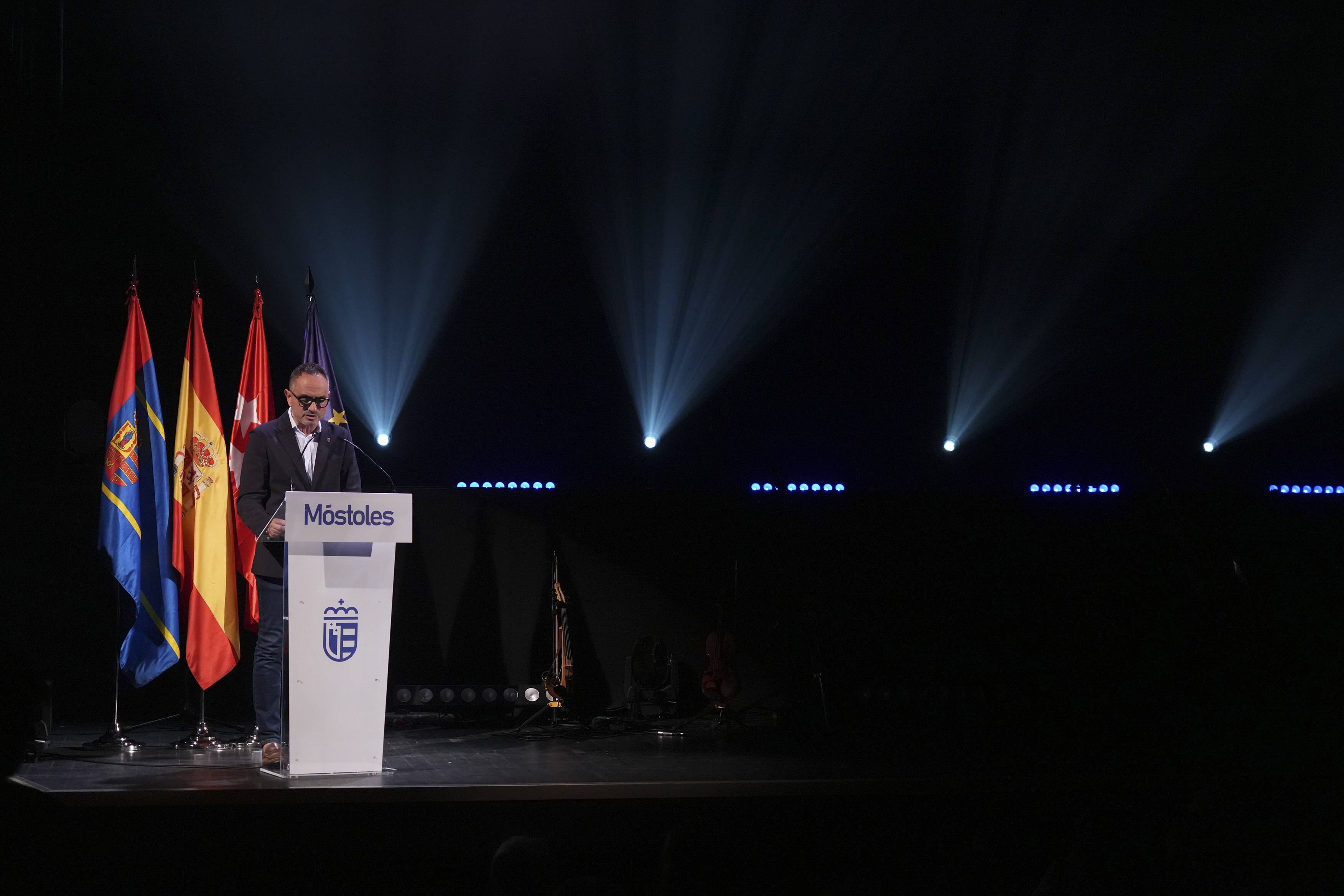 Texto Alternativo: El alcalde de Móstoles presenta la II Temporada de Escena Móstoles 2025 en el Teatro del Bosque