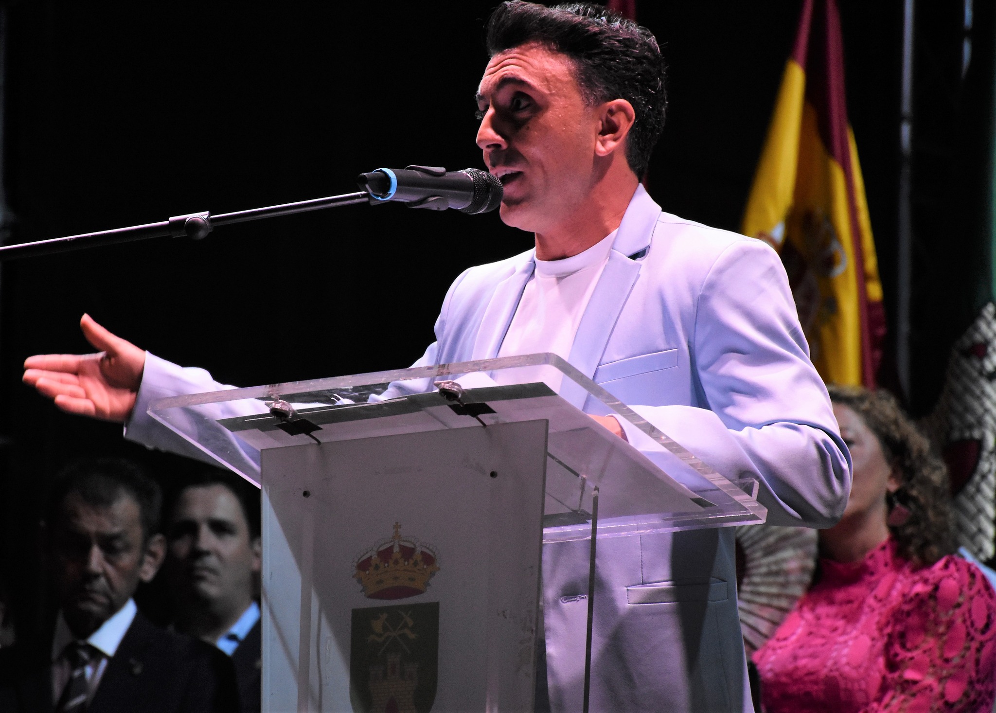 Texto Alternativo: Cientos de vecinos acudieron a presenciar el Pregón de inicio de Fiestas de Luigi Belui marcado por la emoción