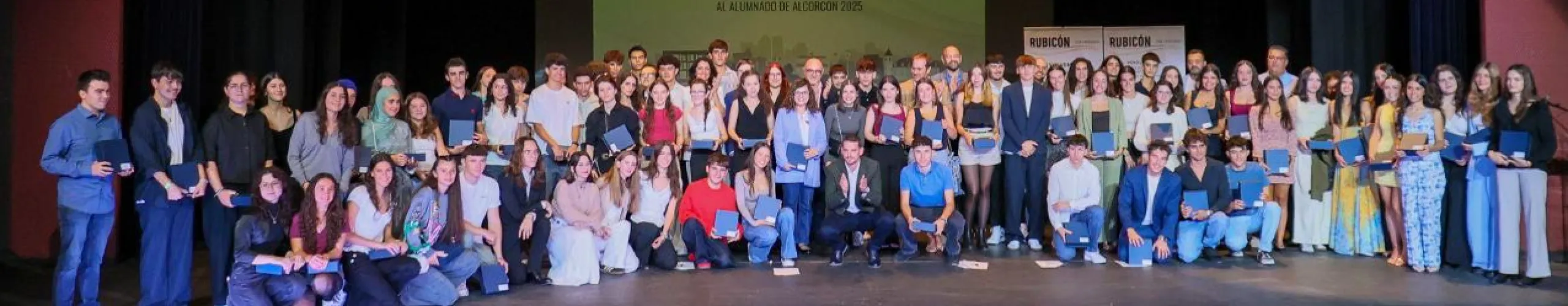 Texto Alternativo: Educación homenajea a más de 100 estudiantes de todos los centros educativos de Alcorcón en los I Premios de Excelencia Académica junto a Rubicón