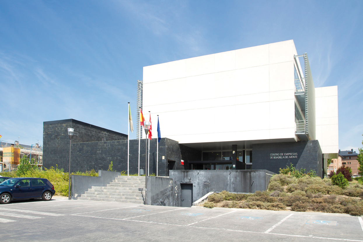 Texto Alternativo: El paro descendió en septiembre en Boadilla manteniendo una tasa del 3,2 %