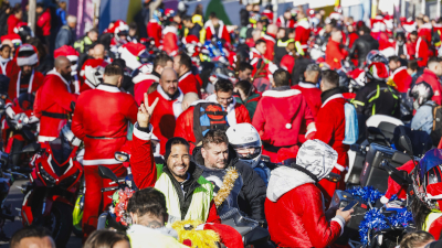 Texto Alternativo: La Papanoelada Motera Solidaria celebra su tercera edición tiñiendo las calles mostoleñas de colorido y ambiente navideño