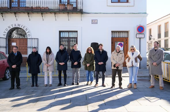 Texto Alternativo: Emotivo minuto de silencio en solidaridad con las víctimas del accidente de Adamuz