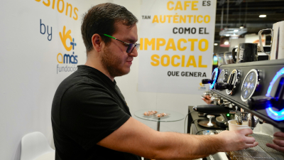 Texto Alternativo: El alcalde de Móstoles visita el stand de la Fundación Amás y de la empresa mostoleña Supracafé en el CoffeeFest, el mayor evento del café de Europa celebrado en IFEMA Madrid