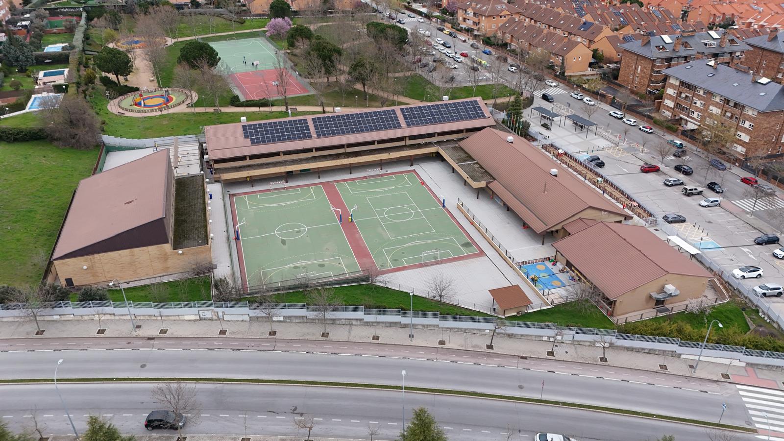 Texto Alternativo: Instaladas 146 placas fotovoltaicas en el CEIP Ágora