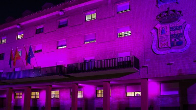 Texto Alternativo: Móstoles se ilumina de morado por el Síndrome de Dravet